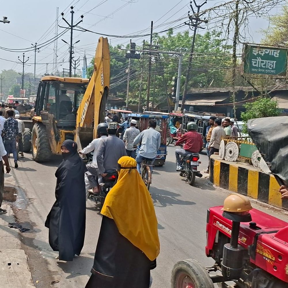 ईदगाह रोड साप्ताहिक बाजार से अतिक्रमण हटा:नगर निगम ने बुलडोजर चलाकर की कार्रवाई, सामान जब्त