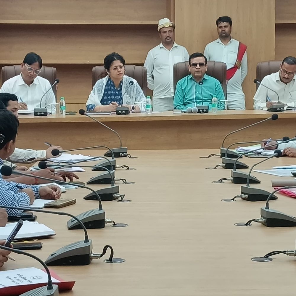 महोबा में विकास कार्यों की समीक्षा में कमिश्नर सख्त:बोले- राशन-बिजली-पानी पर लापरवाही बर्दाश्त नहीं, बुनियादी सुविधाओं पर जोर