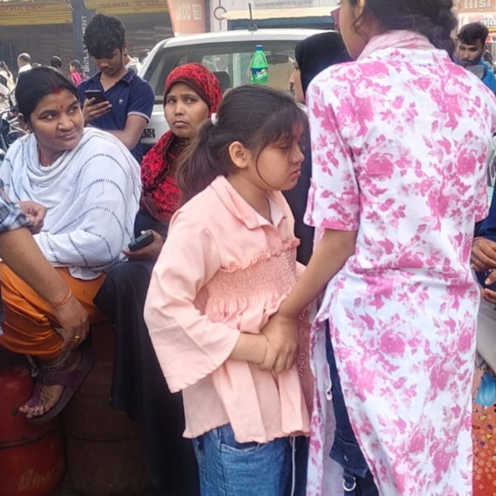 बाराबंकी में रसोई गैस की किल्लत:लोग 4 दिन से लाइन में लगे, पूरे दिन इंतजार के बाद स्टॉक खत्म का बोर्ड