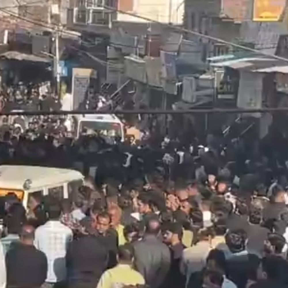 लखनऊ में निकल रहा है 21 रमजान का जुलूस:नम आंखों से हजरत अली को दी विदाई , ताबूत की जियारत के लिए उमड़ी भीड़