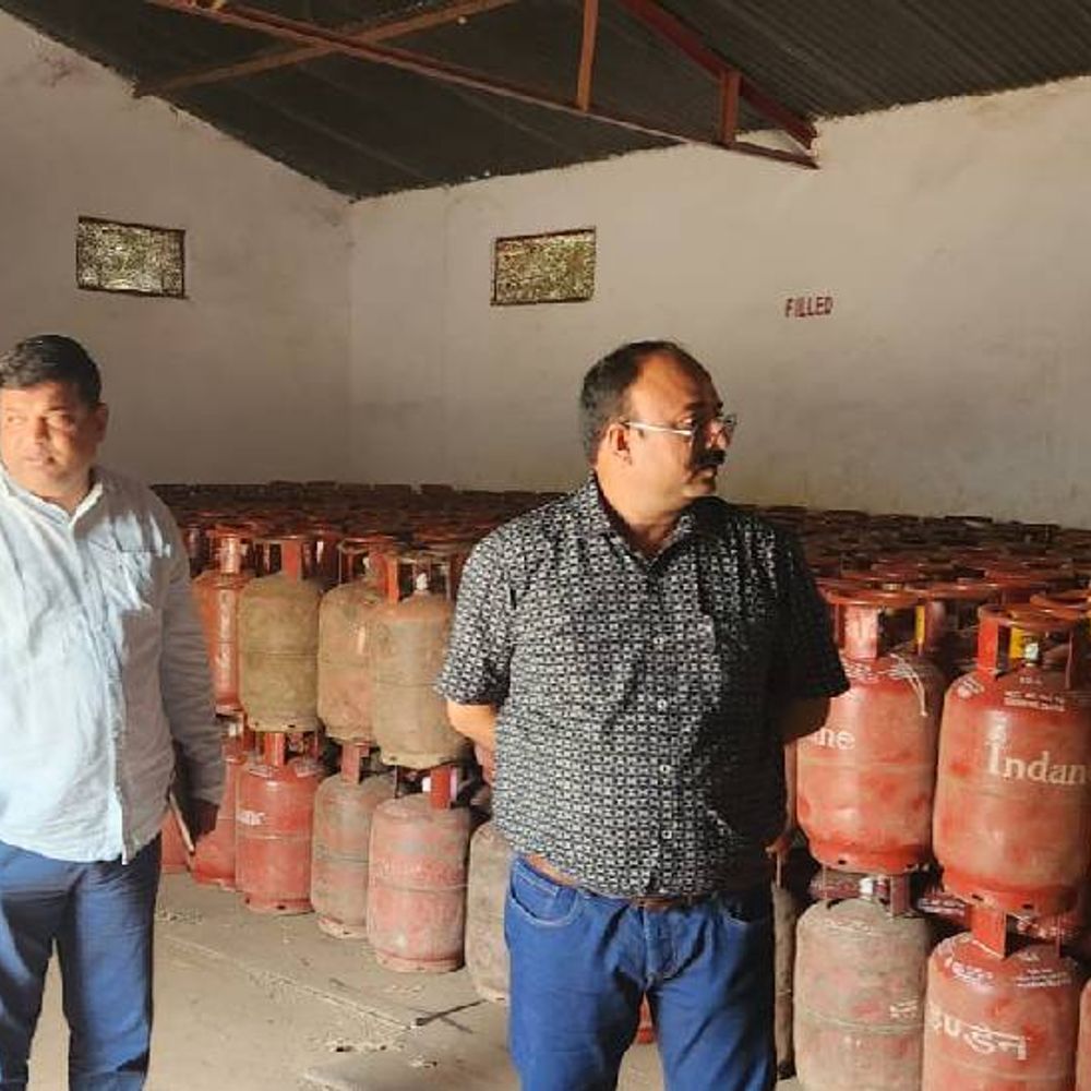 कानपुर में सिलेंडर की कालाबाजारी पर एक्शन:दो ठिकानों पर छापेमारी 46 सिलेंडर बरामद, अवैध रूप से की जा रही थी रिफिलिंग-FIR