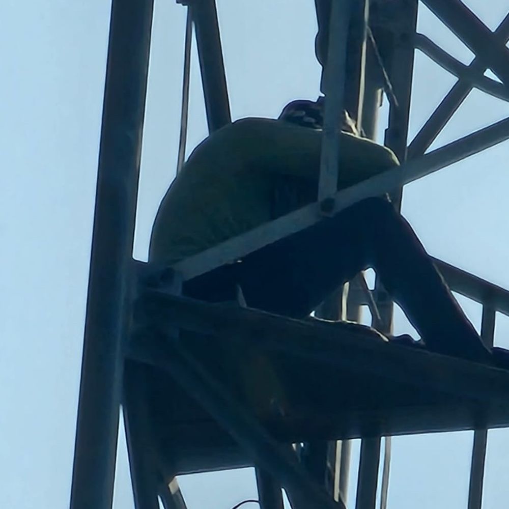 टावर पर चढ़ा प्रेमी, बोला-कोई तो उसे बुला दो:आगरा के थाना ट्रांस यमुना का मामला, नीचे उतारने में पुलिस के छूटे पसीने