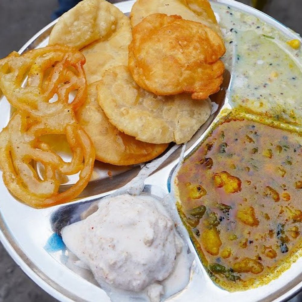 कमर्शियल सिलेंडर की कालाबाजारी शुरू:चाय और कचौड़ी के दाम बढ़े, रेस्टोरेंट संचालक बोले- सामान्य स्थिति नहीं हुई तो लगाना पड़ सकता है ताला