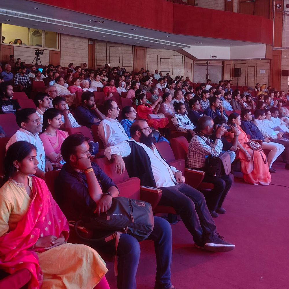 BNA छात्रों ने 'आयलैण्ड ऑफ ड्रीम्स' नाटक प्रस्तुत किया:लखनऊ में दर्शकों को सपनों की दुनिया की सैर कराई