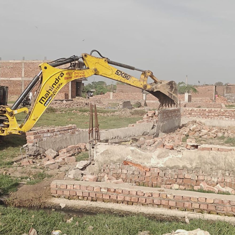 मथुरा में अवैध कॉलोनी ध्वस्त, चार दुकानें सील:विकास प्राधिकरण ने बिना स्वीकृति निर्माण पर की कार्रवाई