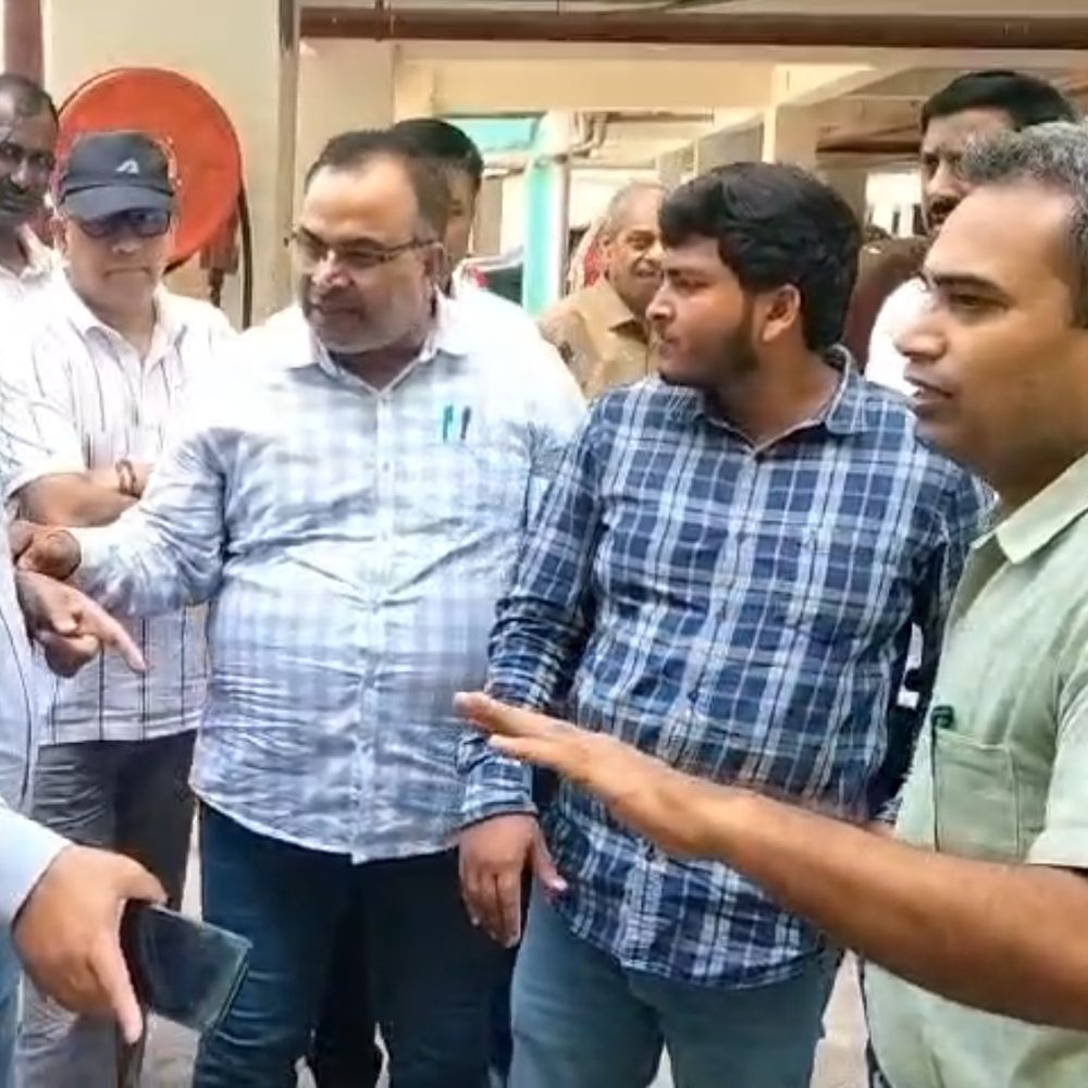 मुंडेरा पारस ग्रीन्स अपार्टमेंट में सुरक्षा मानकों से खिलवाड़:बिल्डर की मनमानी के खिलाफ निवासी एकजुट, PDA उपाध्यक्ष से कार्रवाई की मांग