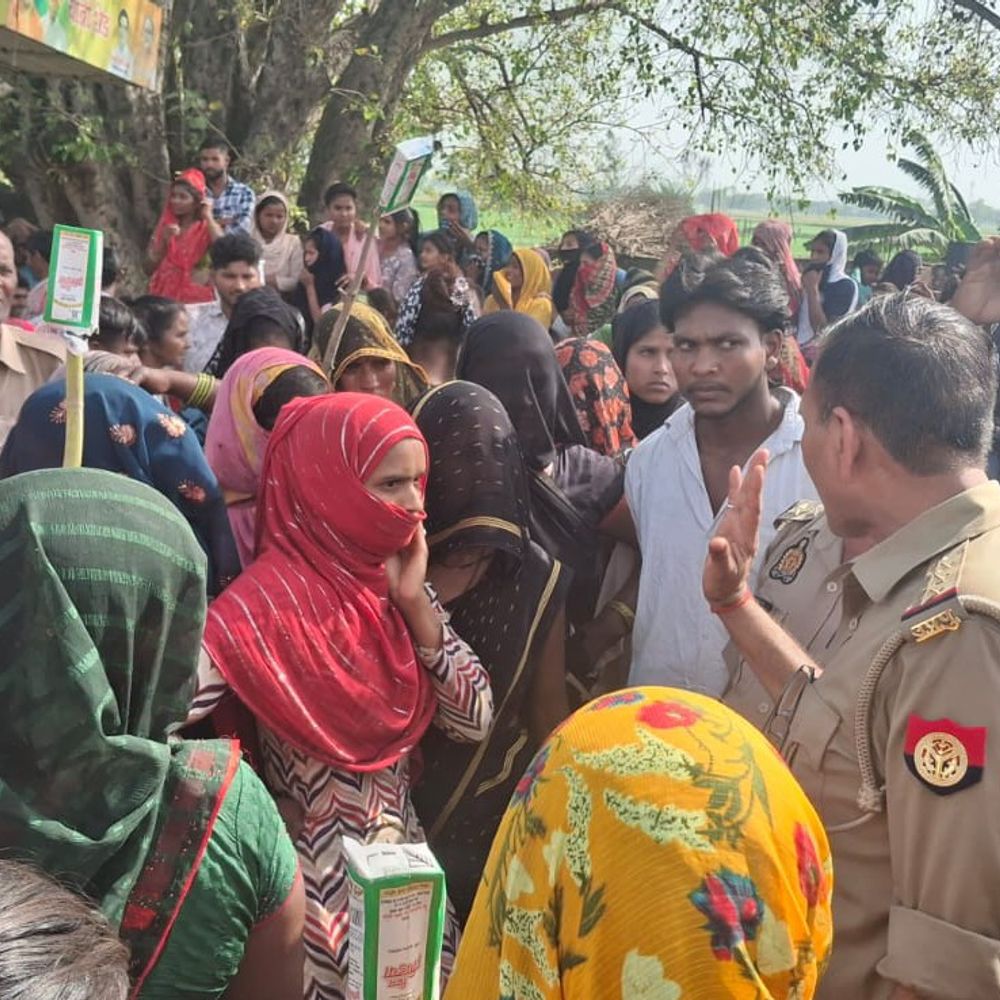 महिलाओं ने बरेली-मथुरा हाईवे जाम किया:गांव में शराब बिक्री रोकने के लिए नारेबाजी की, अधिकारियों के आश्वासन पर मानीं