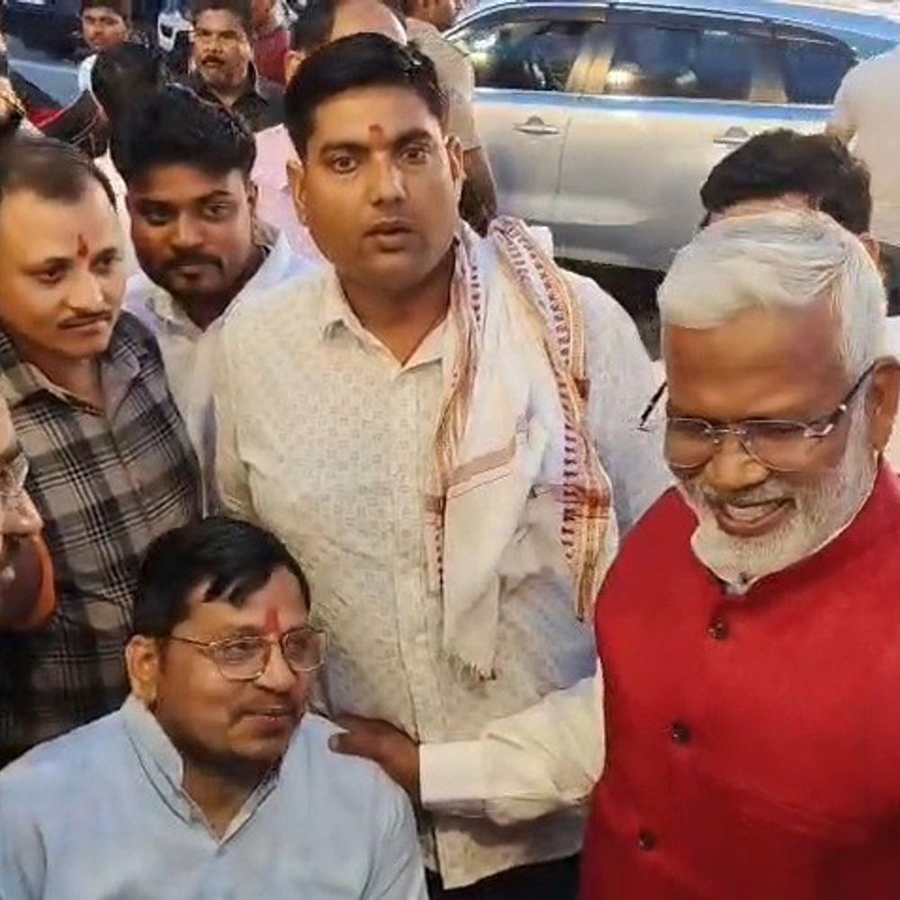 इटावा में शादी में पहुंचे जलशक्ति मंत्री स्वतंत्र देव सिंह:सदर विधायक सरिता भदौरिया के बेटे को दिया आशीर्वाद