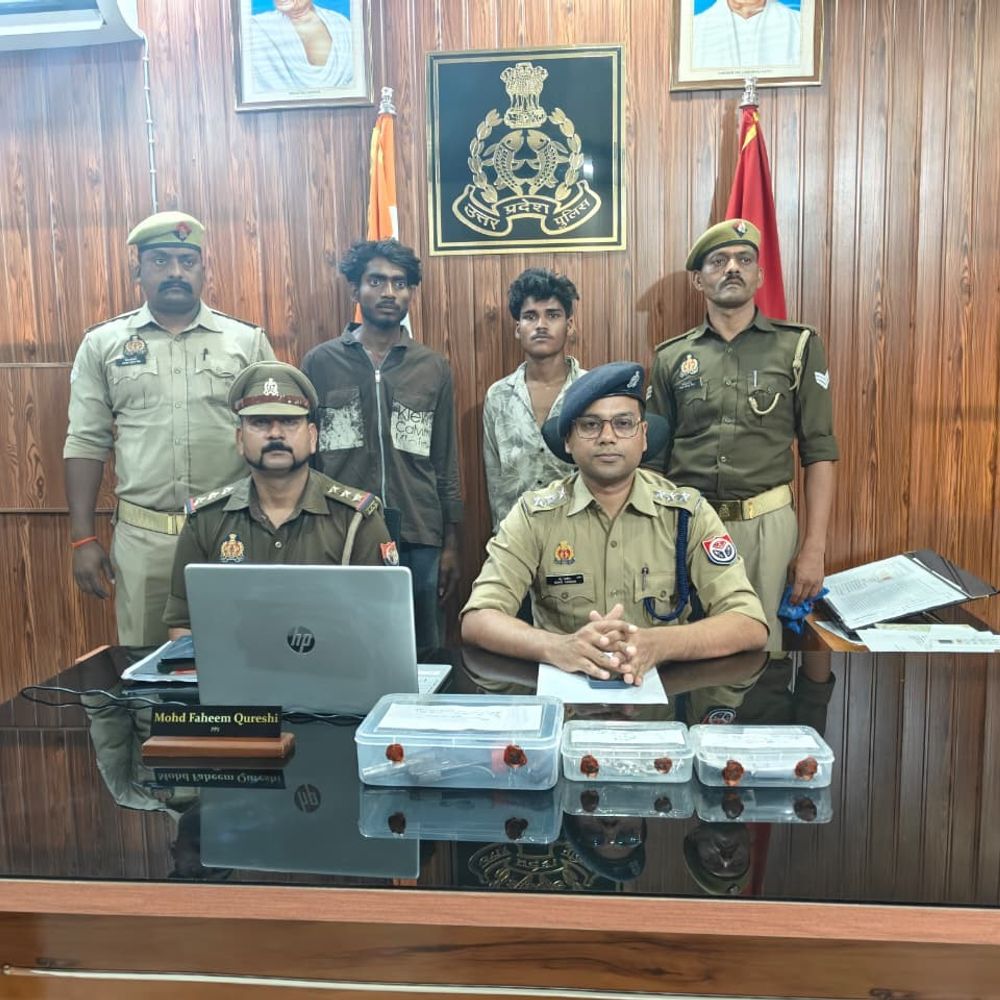 बैरिया पुलिस ने लूट की घटनाओं का किया खुलासा:दो अभियुक्त गिरफ्तार, लूटा गया सामान बरामद