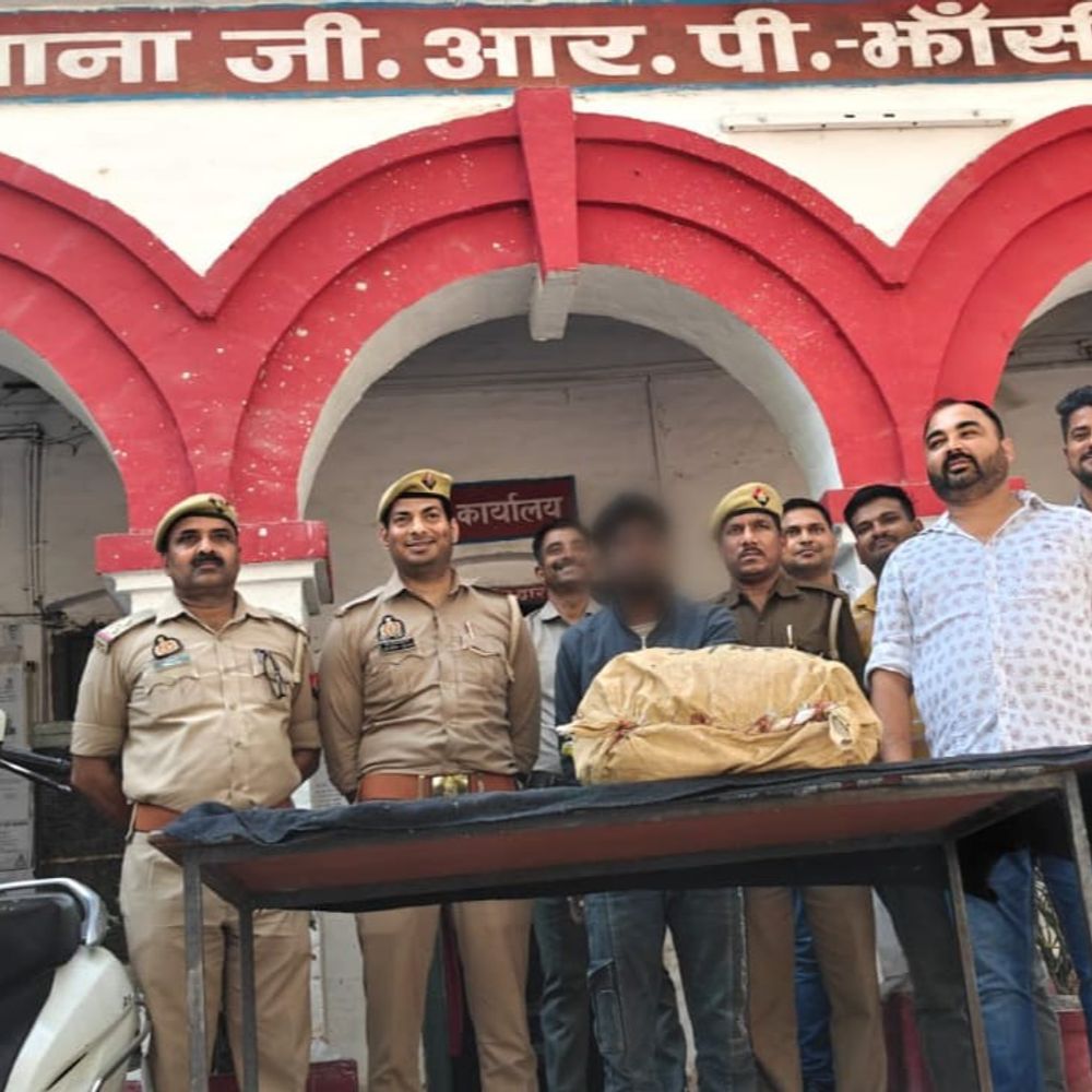 झांसी में ट्रेन के कोच से चोरी करते थे आरोपी:कर्नाटक एक्सप्रेस के पार्सल कोच की सील तोड़कर चुराया था पीतल-तांबा