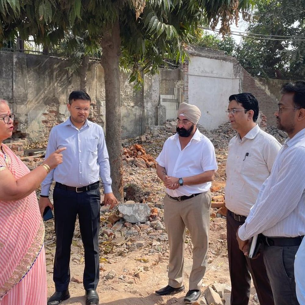 लखनऊ में मेयर ने किया औचक निरीक्षण:सीएंडडीएस के अधिकारियों व ठेकेदार को लगाई फटकार, अब हर सप्ताह करेंगी समीक्षा