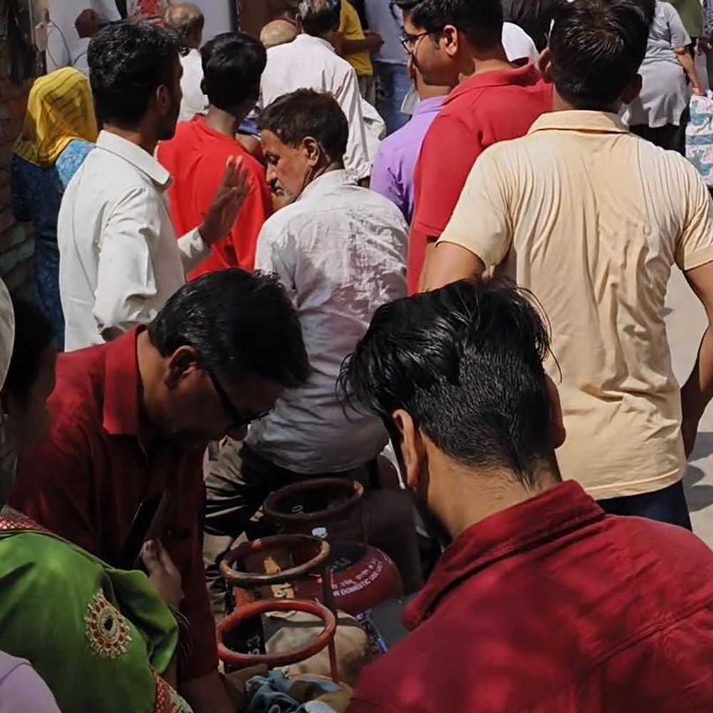 बरेली में गैस के लिए हाहाकार, सर्वर ने बढ़ाई मुसीबत:ईरान-इजरायल युद्ध के बहाने सिस्टम फेल, मार्च की बुकिंग पर अप्रैल में मिल रही सिलेंडर की तारीख