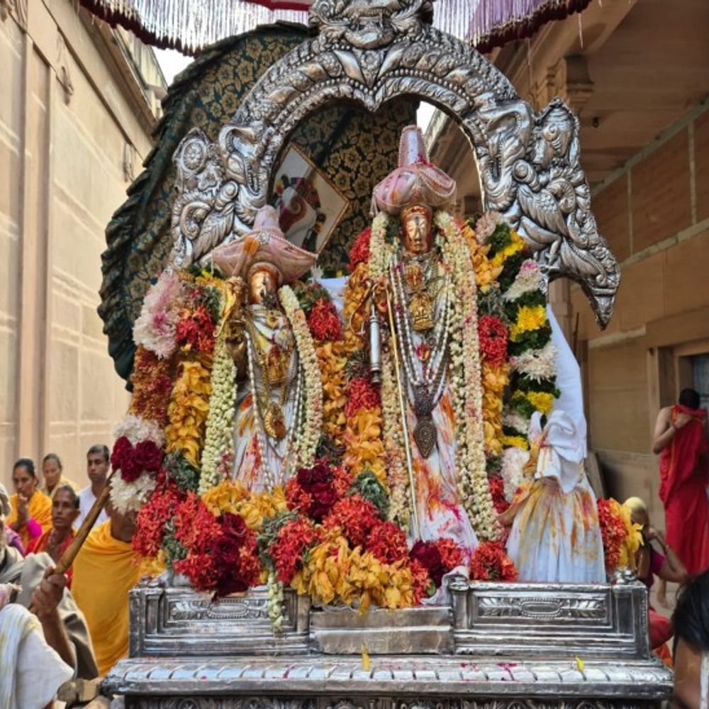 रंगनाथ भगवान ने खेली होली:कांच के विमान में विराजमान होकर निकली सवारी,जमकर उड़ा रंग अबीर और गुलाल