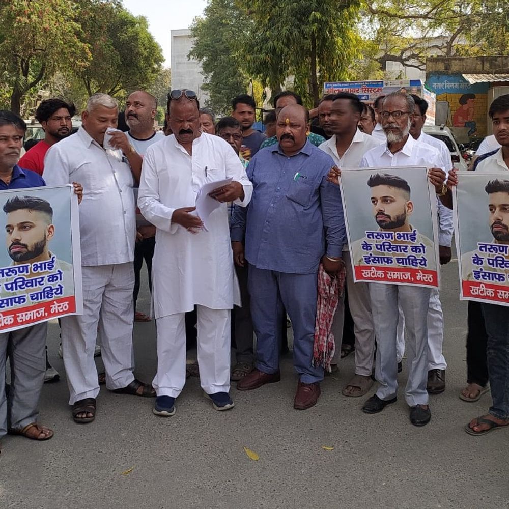 तरुण खटीक हत्याकांड में सीबीआई जांच की मांग:मेरठ में अखिल भारतीय खटीक पंचायत ने कलेक्ट्रेट पर प्रदर्शन किया