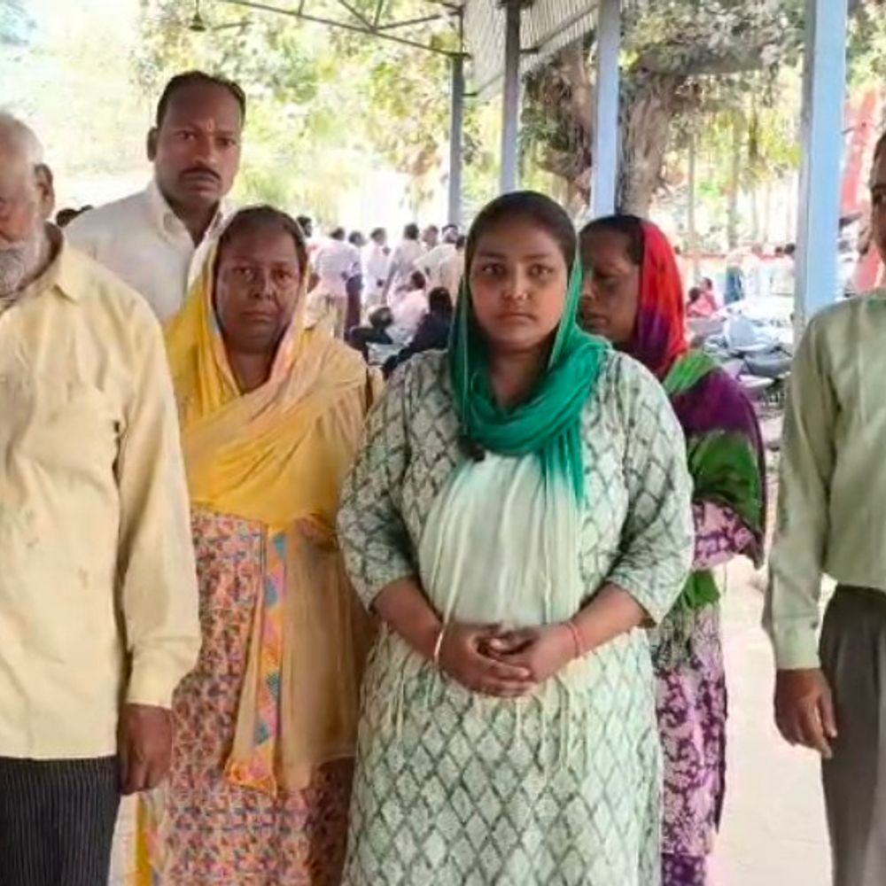 महिला ने पति और दरोगा पर उत्पीड़न का आरोप लगाया:सहारनपुर में SSP से मुकदमा दर्ज कराने की मांग, पुलिस लाइन पहुंची महिला