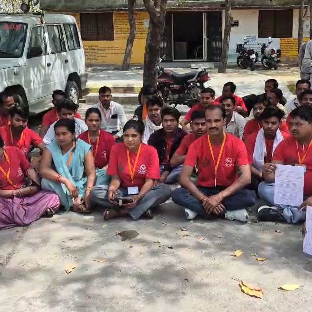 आपदा मित्रों का प्रदर्शन, गृह मंत्री को भेजा ज्ञापन:महोबा में 20 लाख बीमा, नियमितीकरण और ₹26,910 वेतनमान की मांग