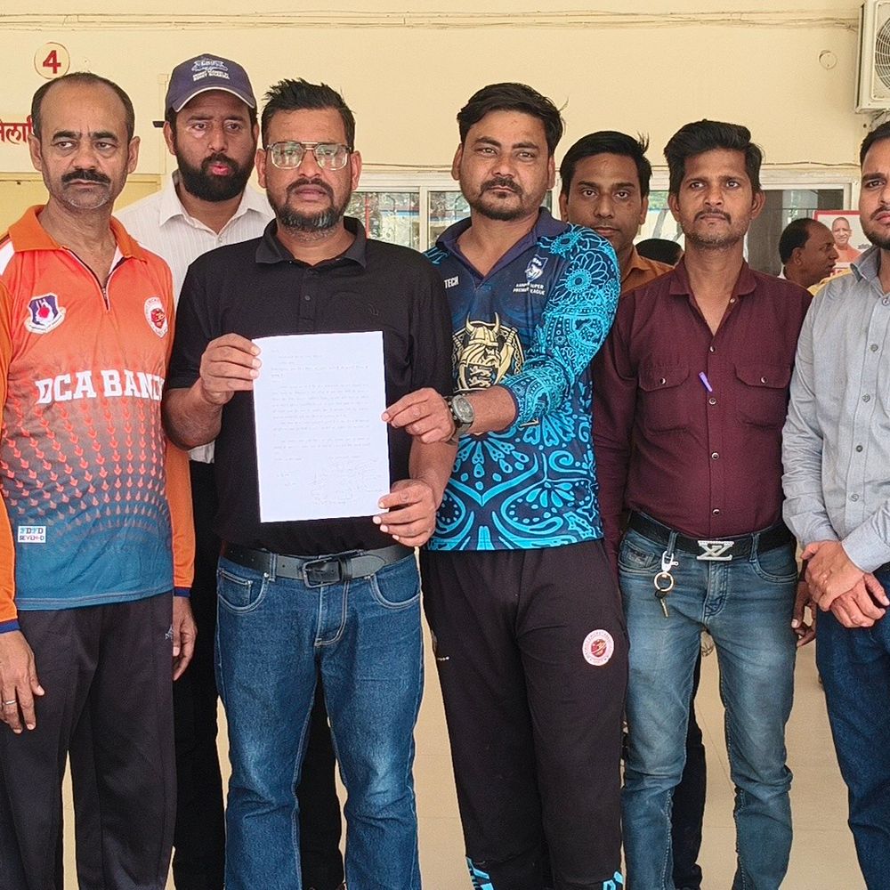 बांदा में खिलाड़ियों ने जिलाधिकारी को सौंपा शिकायत पत्र:राइफल क्लब मैदान पर निजी प्रदर्शनी की अनुमति रद्द करने की मांग