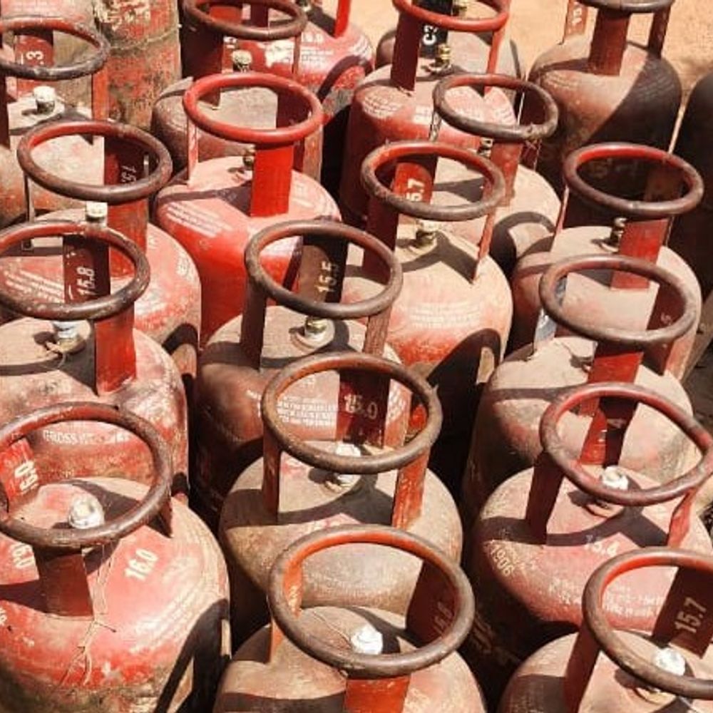 औरैया में अवैध गैस गोदाम का भंडाफोड़:पुलिस-प्रशासन ने भारी मात्रा में सिलेंडर, केमिकल, बरामद किए