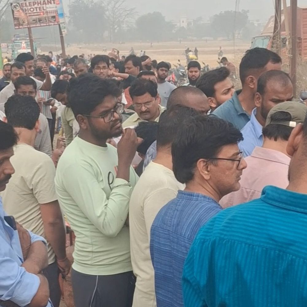 देवरिया में रसोई गैस की किल्लत से परेशानी बढ़ी:एजेंसियों पर सुबह से लगीं लंबी कतारें, ऑनलाइन बुकिंग के बावजूद नहीं मिल रहा सिलिंडर