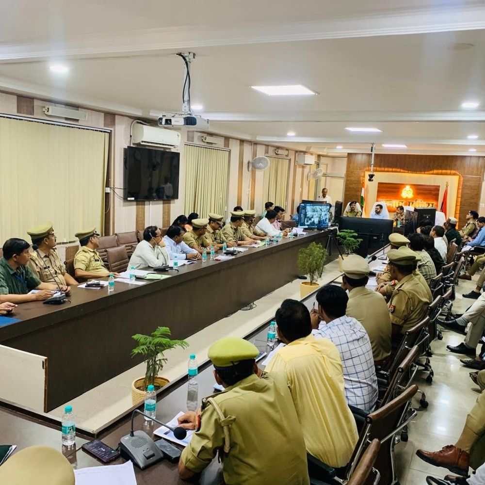 उन्नाव में SI भर्ती परीक्षा, DM-SSP ने कंट्रोल रूम देखा:14-15 मार्च को 8 केंद्रों पर 9600 अभ्यर्थी देंगे परीक्षा