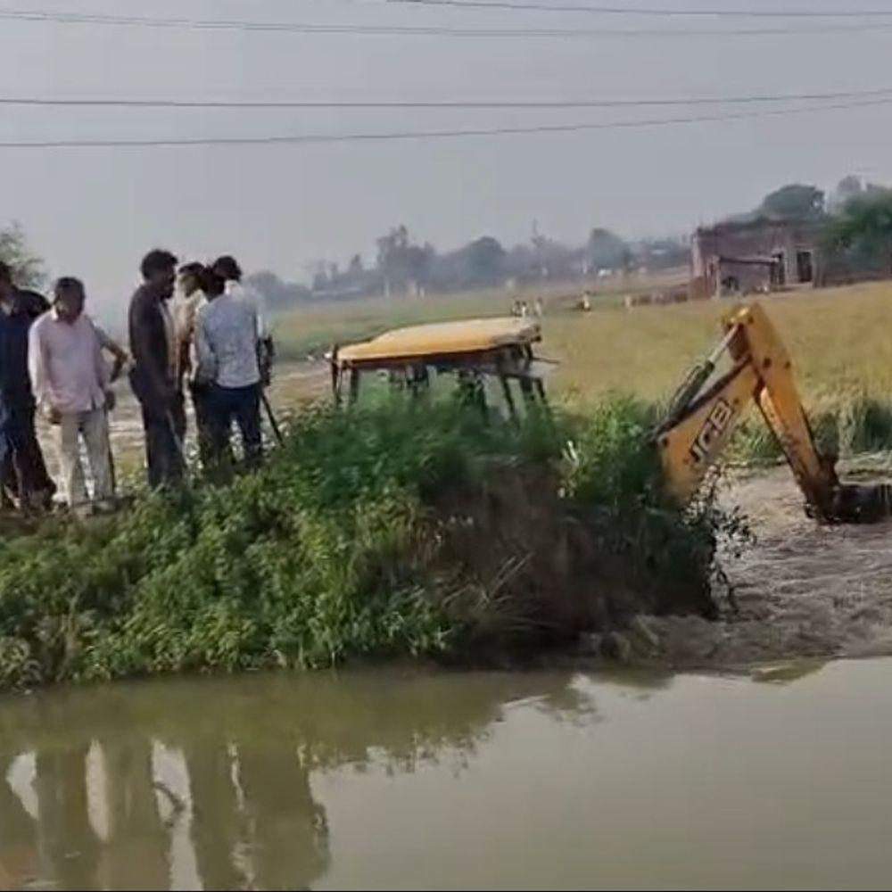मैनपुरी में खंडी से गेहूं की फसल नष्ट:40 बीघा फसल बर्बाद, ग्रामीणों ने जेसीबी बुलाई
