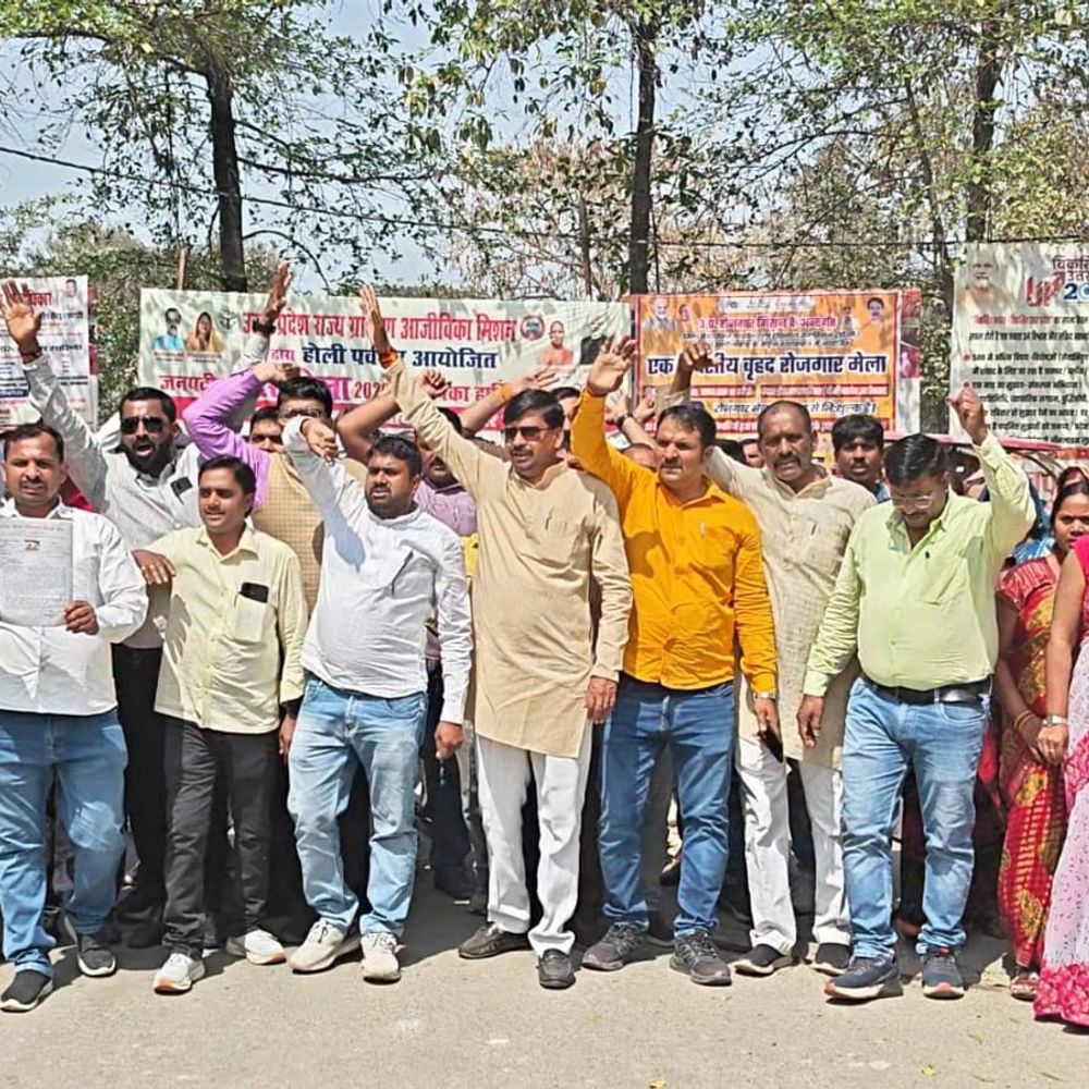 संतकबीरनगर में रोजगार सेवकों का प्रदर्शन:कम मानदेय और देरी से भुगतान पर कर्मचारियों में आक्रोश