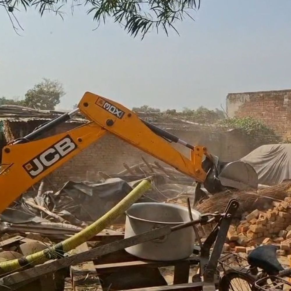 सरकारी भूमि के अवैध कब्जों पर चला बुलडोजर:3 भाइयों की झोपड़ी ध्वस्त, कोर्ट के आदेश पर कार्रवाई