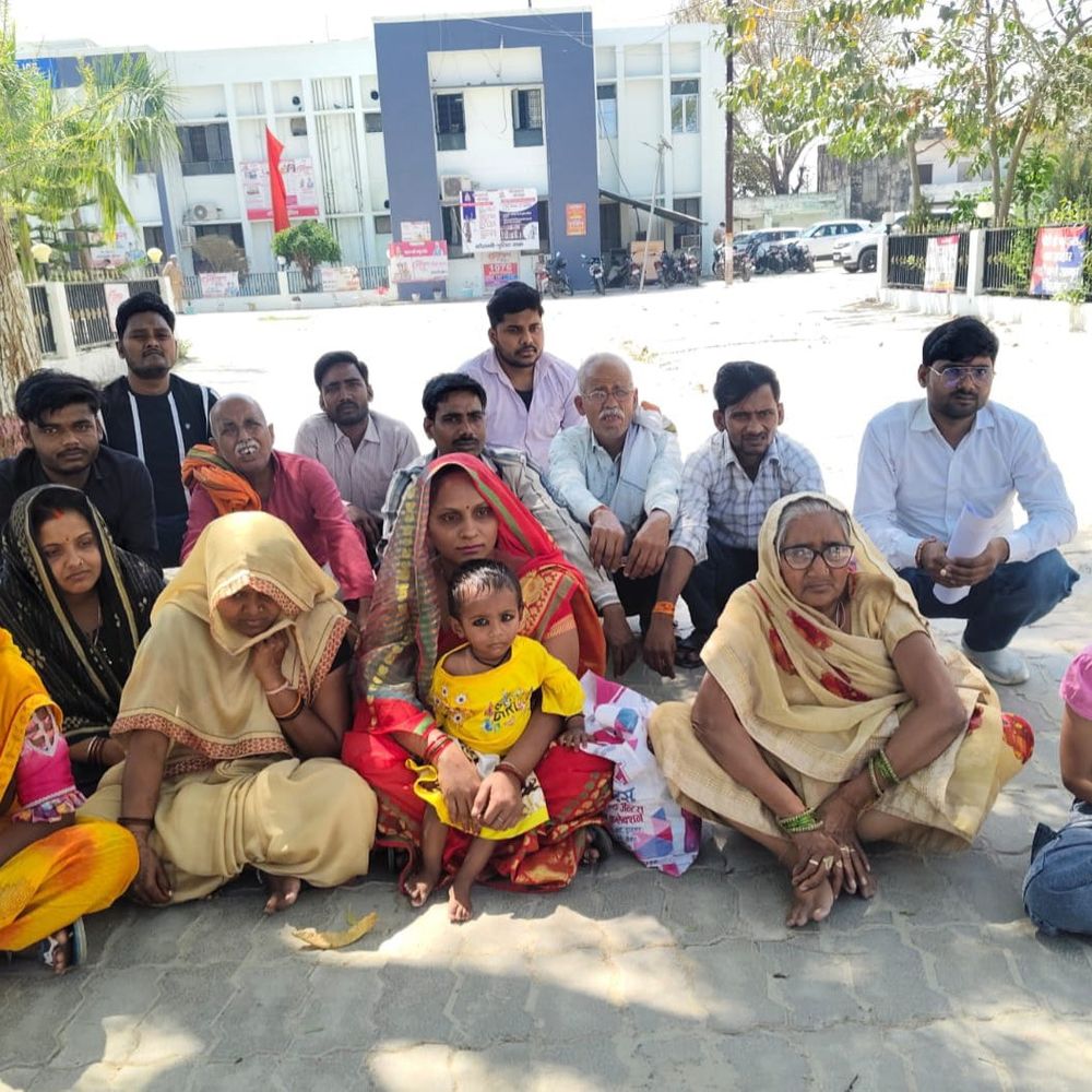 कौशाम्बी में सोते समय परिवार को जिंदा जलाने की कोशिश:कार्रवाई नहीं होने पर पीड़ित परिजन एसपी कार्यालय पर धरने पर बैठे