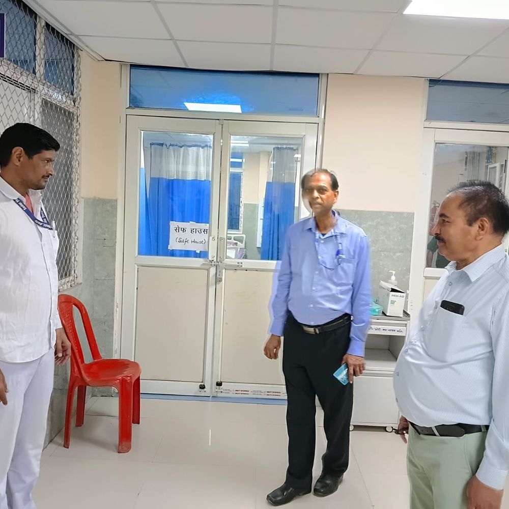 पुलिस लाइन में सीएम व डिप्टी सीएम ने कार्यकर्ताओं का अभिवादन किया