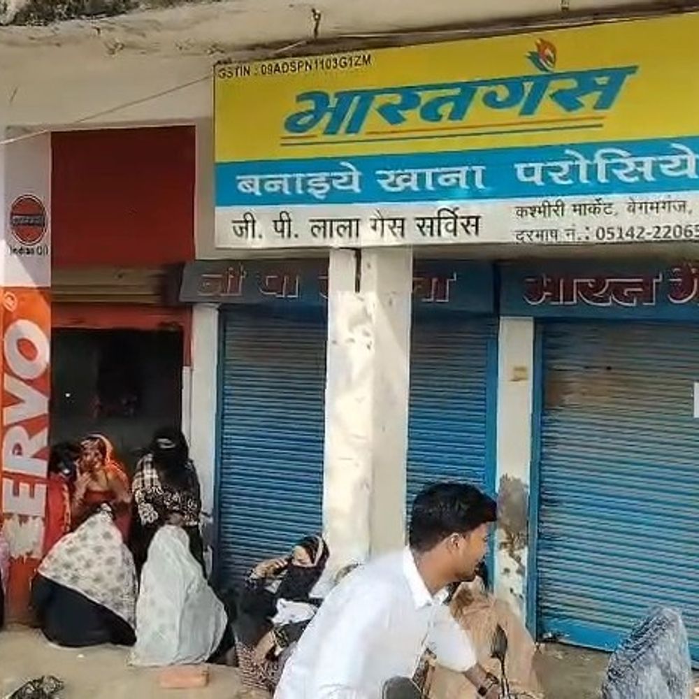 उन्नाव में घरेलू गैस सिलेंडर की किल्लत:एजेंसियों के बाहर लंबी कतारें, उपभोक्ता परेशान