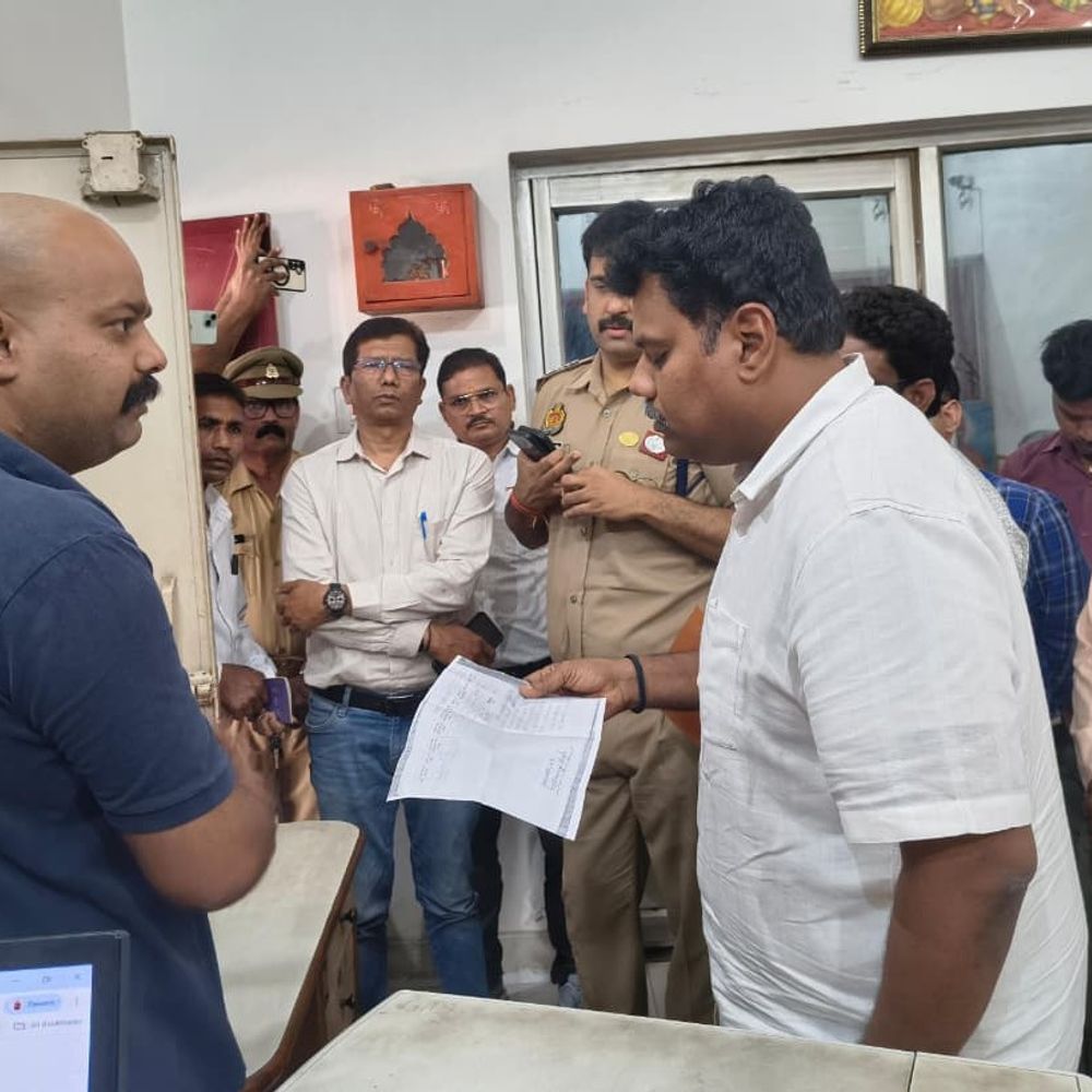 सीतापुर में गैस एजेंसी की लेखपाल करेंगे निगरानी:DM-SP ने गैस एजेंसियों का निरीक्षण कर दिए निर्देश, लोगों को समय पर सिलेंडर देने की हिदायत