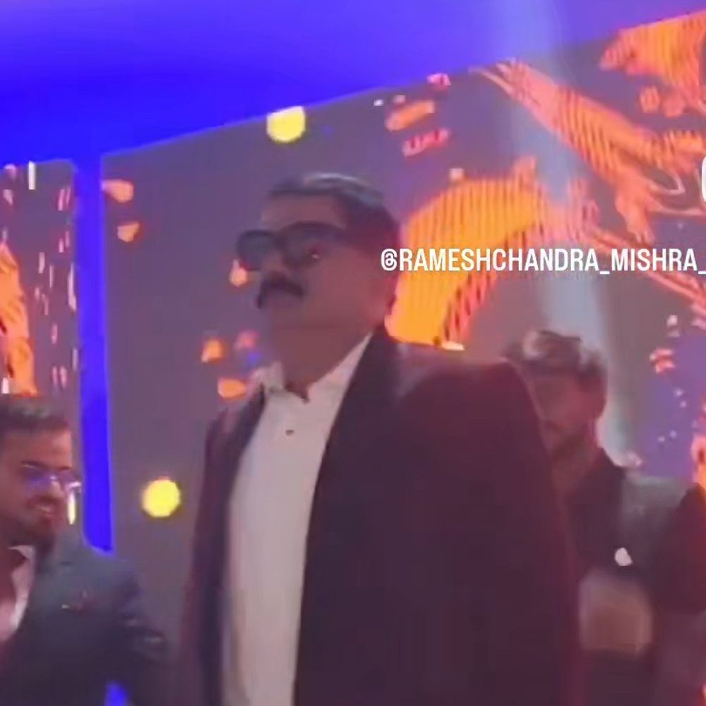 जौनपुर में बदलापुर विधायक पैसों पर डांस करते दिखे, VIDEO:जमीन पर बिखरे नोटों के बीच ‘पुष्पा पुष्पा’ गाने पर थिरके, इंस्टाग्राम पर साझा कर हटाया