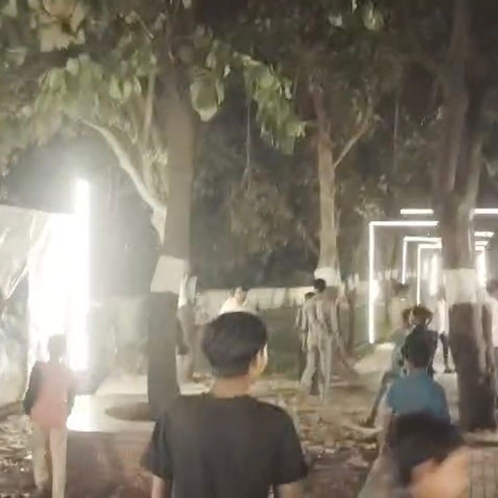 मुजफ्फरनगर पार्क में 'वंदे मातरम्' होर्डिंग, लाइटें तोड़ीं:नाबालिगों ने की तोड़फोड़, पुलिस ने जांच शुरू की