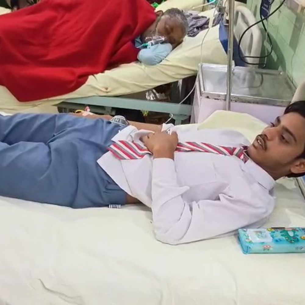 शिक्षक की पिटाई से छात्र की हालत बिगड़ी:बरेली में 9वीं के छात्र को जिला अस्पताल में भर्ती कराया गया