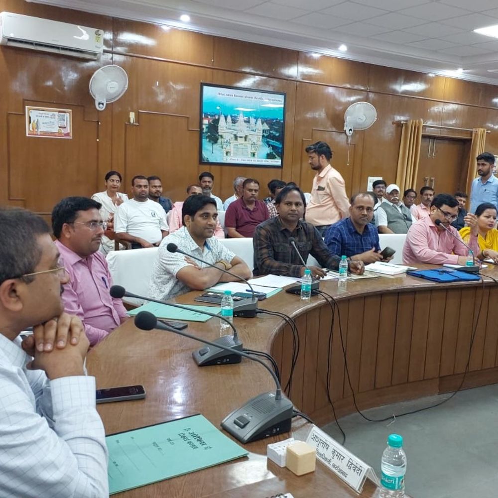 फर्रुखाबाद में गैस पेट्रोल और डीजल पर्याप्त उपलब्धता:डीएम ने गैस-पेट्रोल पंप संचालकों संग की बैठक, बुकिंग के बाद डिलीवरी करें सुनिश्चित