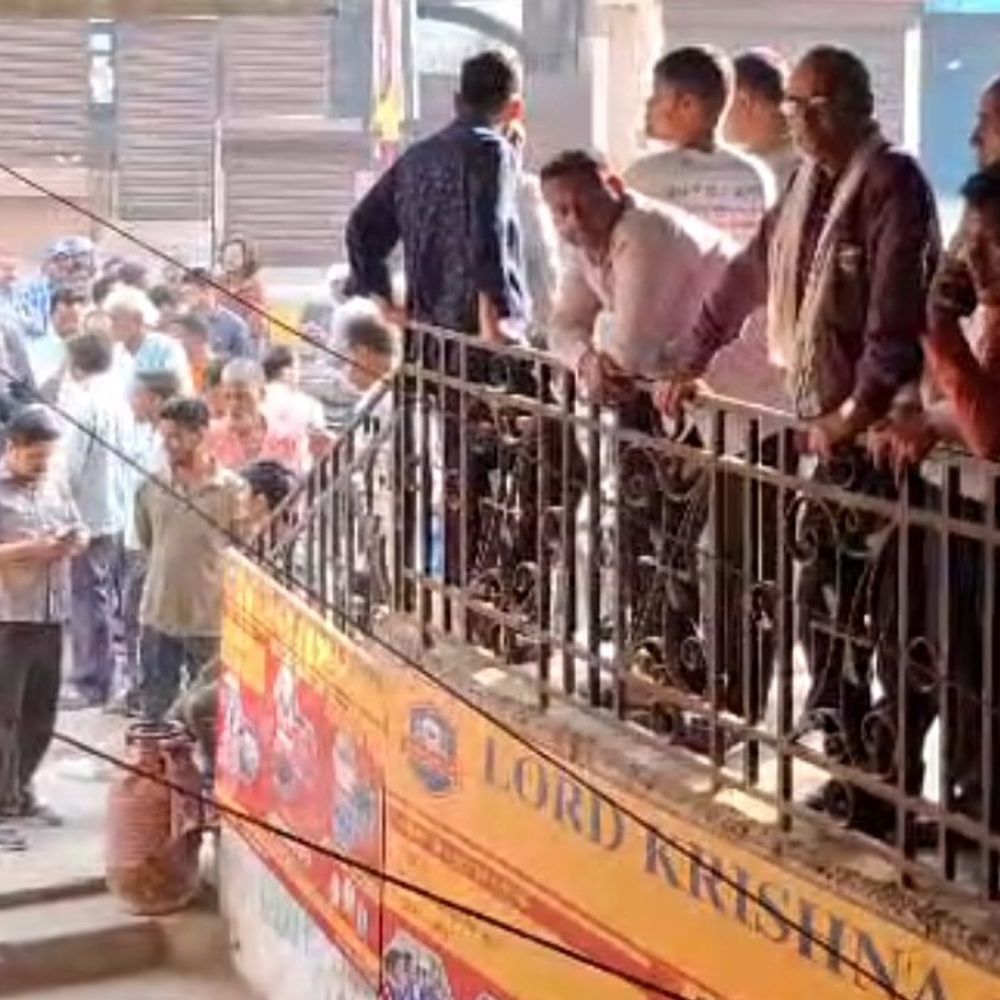 बदायूं में रसोई गैस की किल्लत:सुबह से लगी लाइन, कई दिन से लाइन में लगने के बाद नहीं मिल रहे थे सिलेंडर