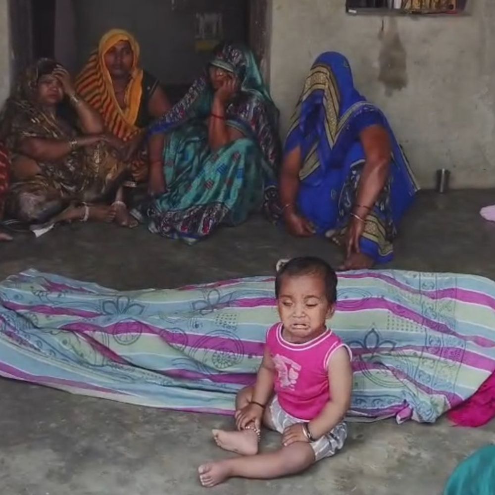 संभल में पति की मारपीट से पत्नी का सुसाइड:परिजनों ने हत्या का आरोप लगाया, मां के शव के पास बैठकर रोता रहा मासूम