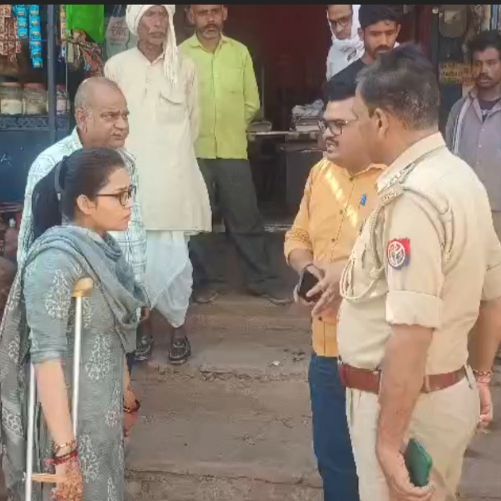 जालौन में एसडीएम ने गैस एजेंसियों, गोदामों का किया निरीक्षण:अफवाहों और कालाबाजारी रोकने को लेकर प्रशासन अलर्ट