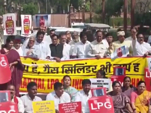 सदन के बाहर नारेबाजी- नरेंदर भी गायब, सिलेंडर भी गायब:राहुल बोले- मोदी घबराए हैं; अविश्वास प्रस्ताव खारिज होने के बाद बिरला की वापसी