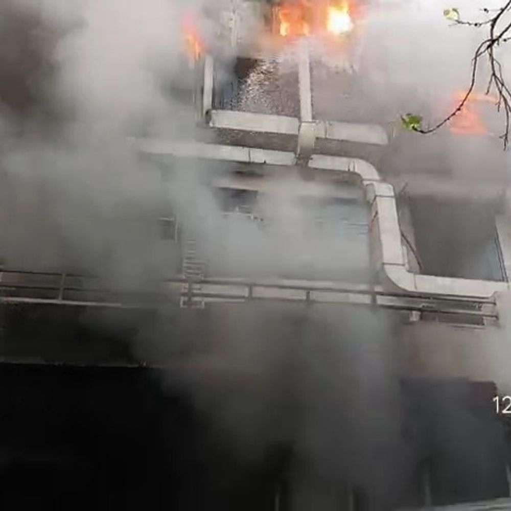 नोएडा की कंपनी में भीषण आग:बिजली मीटर बनाने वाली कंपनी में लगी आग, काबू पाने का प्रयास जारी