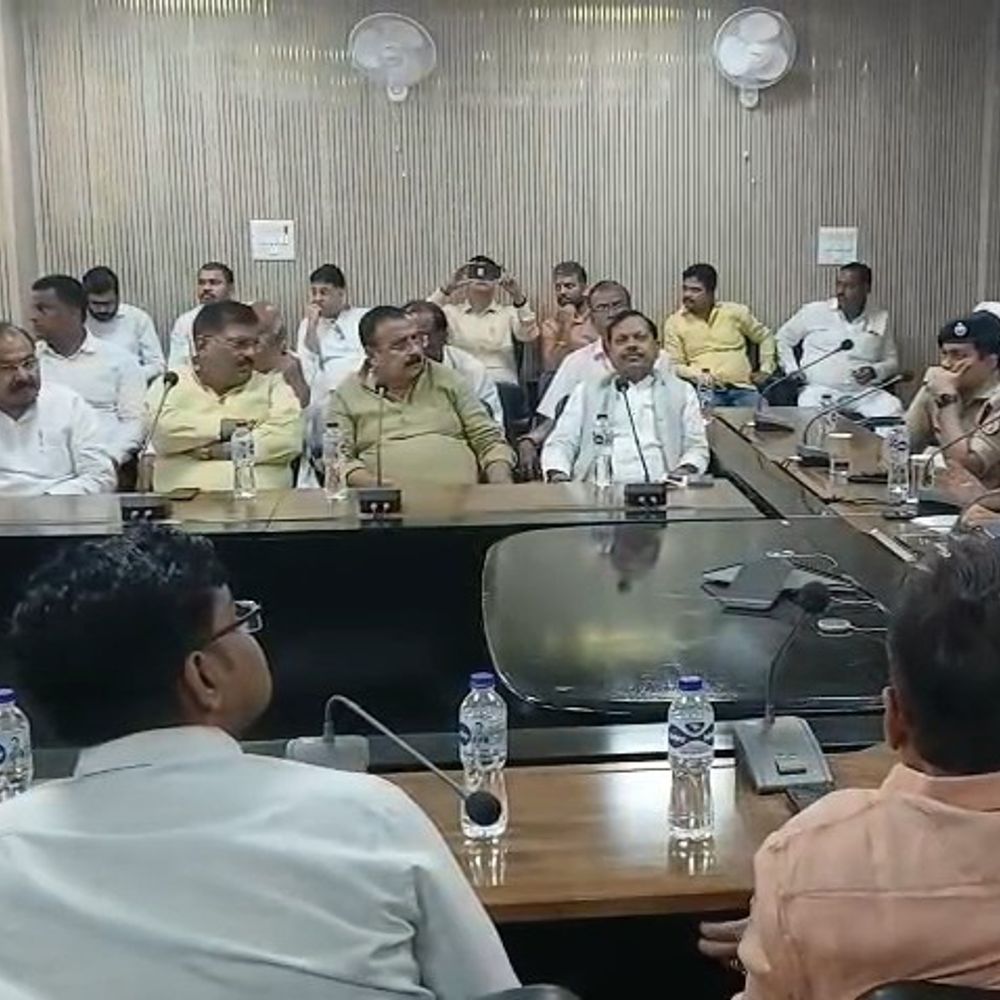 चंदौली डीएम ने की गैस आपूर्ति की समीक्षा:अफवाहों पर कार्रवाई की चेतावनी, कालाबाजारी रोकने के निर्देश