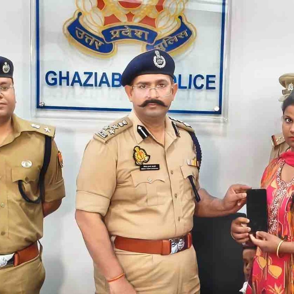 गाजियाबाद पुलिस ने 555 मोबाइल बरामद किए:1.50 करोड़ रुपये कीमत के फोन थे, मालिकों को लौटाए