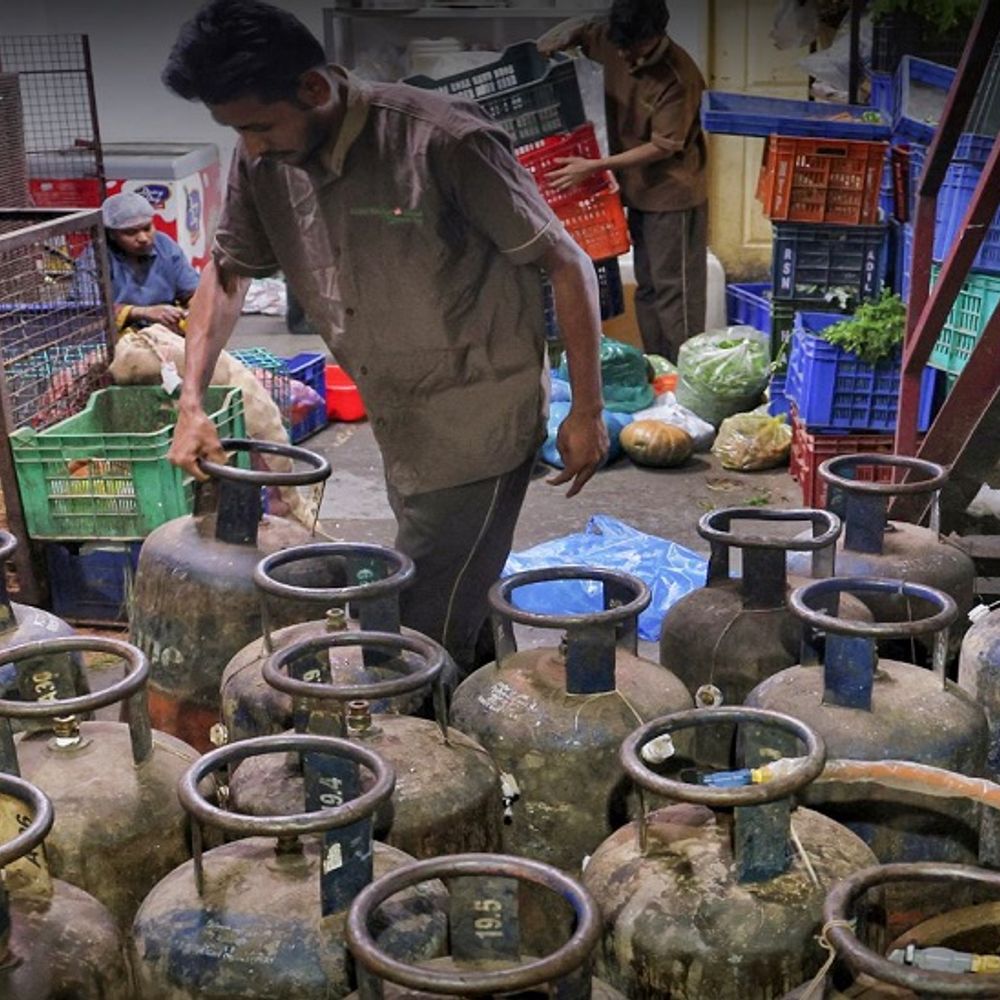 हिमाचल में LPG की ऑनलाइन बुकिंग ठप:कमर्शियल सिलेंडरों की भारी किल्लत, होटल-ढाबा-रेस्टोरेंट संचालक परेशान, इंडक्शन और इसके वर्तनों की खरीददारी बढ़ी