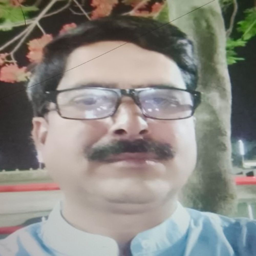 शाहजहांपुर में लेखपाल की ट्रेन से कटकर मौत:सरकारी कार्य से जाते समय रेलवे फाटक पर हुआ हादसा