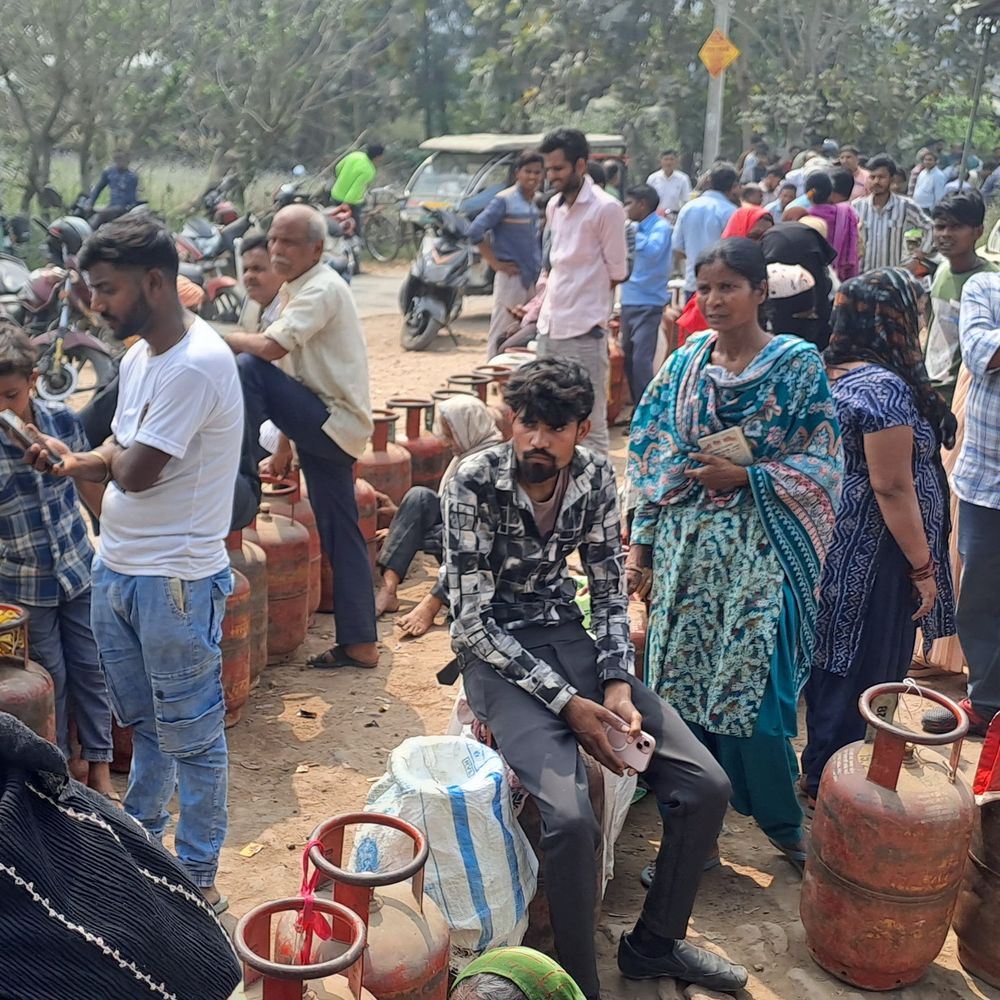 बलरामपुर में रसोई गैस की किल्लत से लोग परेशान:बुकिंग ठप होने से एजेंसियों और गोदामों पर लंबी कतारें