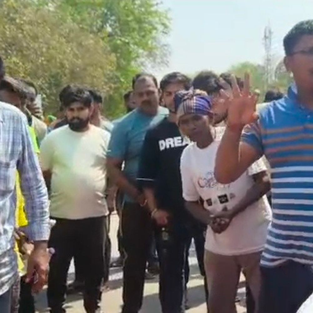 सड़क हादसे में बाइक सवार दो छात्रों की मौत:छात्रा का पैर कटा, कोचिंग से लौटते समय अज्ञात वाहन ने मारी टक्कर