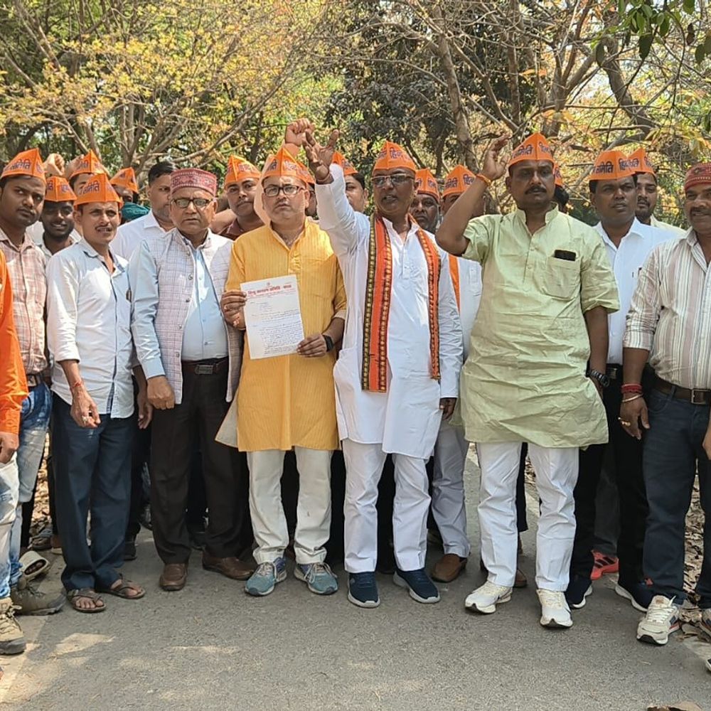 मऊ में गैस कालाबाजारी पर हिंदू जागरण समिति का प्रदर्शन:जिलाधिकारी को सौंपा ज्ञापन, पीएम मोदी से कार्रवाई की मांग