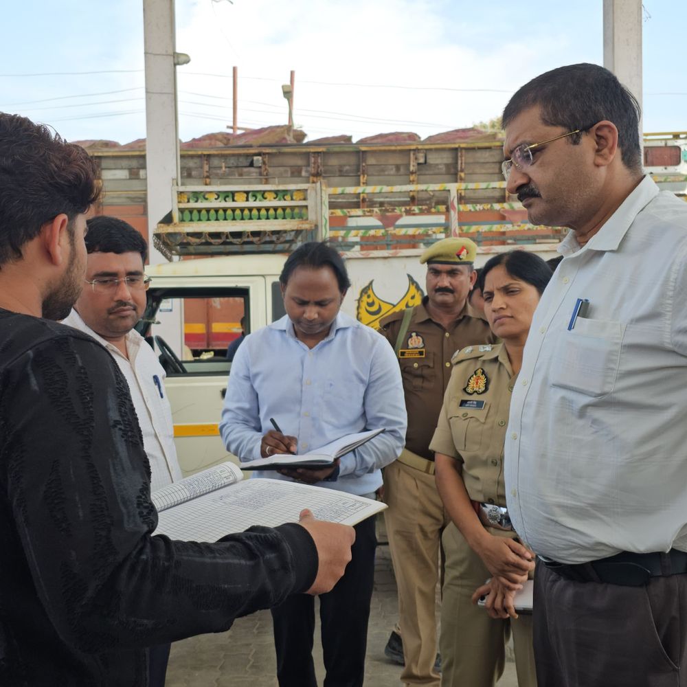 डीएम-एसपी ने गैस एजेंसियों पैट्रोल पंप का निरीक्षण किए:फर्रुखाबाद में गैस, पेट्रोल की उपलब्धता जांची; बिना हेलमेट वालों पर कार्रवाई