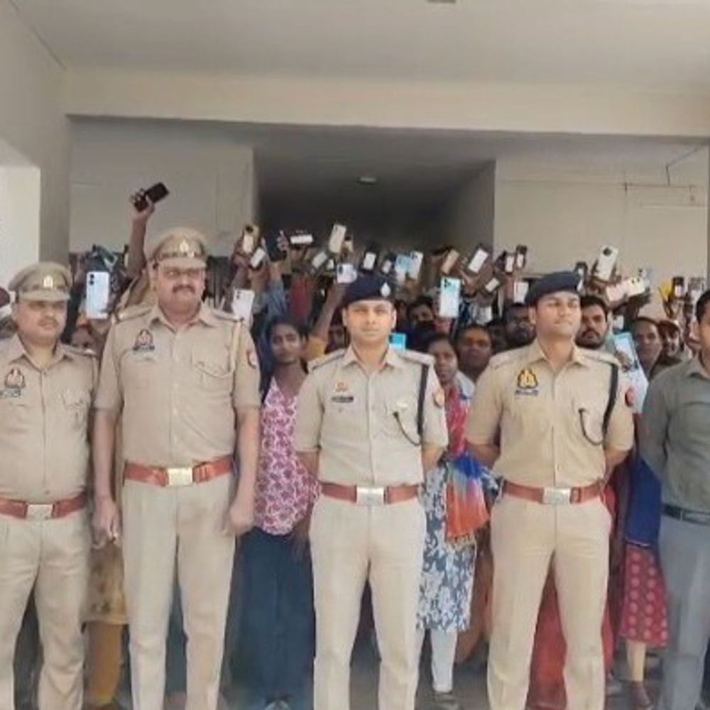 भदोही पुलिस ने 150 खोए मोबाइल फोन बरामद किए:25.5 लाख रुपये का माल बरामद, मालिकों को सौंपे गए