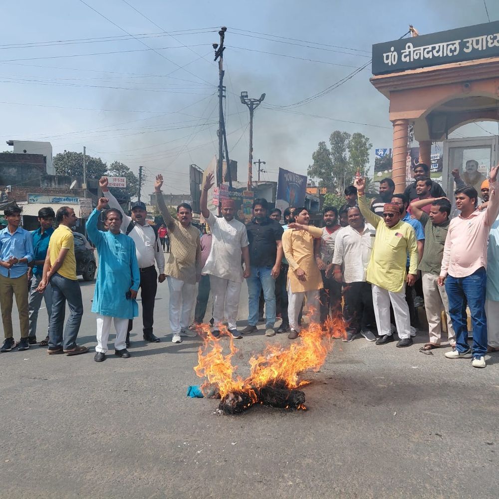 सीएम योगी की मां पर टिप्पणी को लेकर प्रदर्शन:एटा में हिंदूवादी संगठनों ने मौलाना सलीम का पुतला फूंका